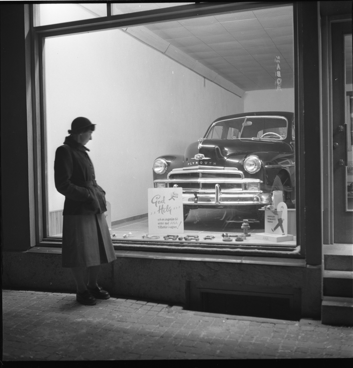 Skyltfönster tillhörande ATO motor på Östra Kyrkogatan, kv Gustaf, dec 1950