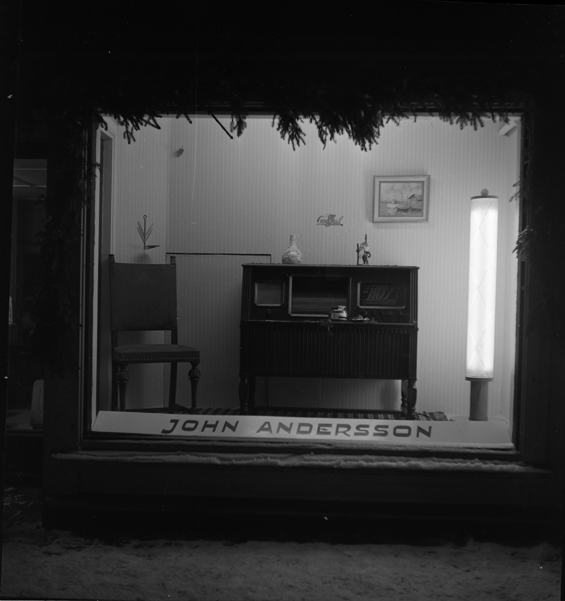 Skyltfönster tillhörande John Anderssons radioaffär på Kungsgatan, kv Pärlan (Nygrens fastighet). 31 dec 1950