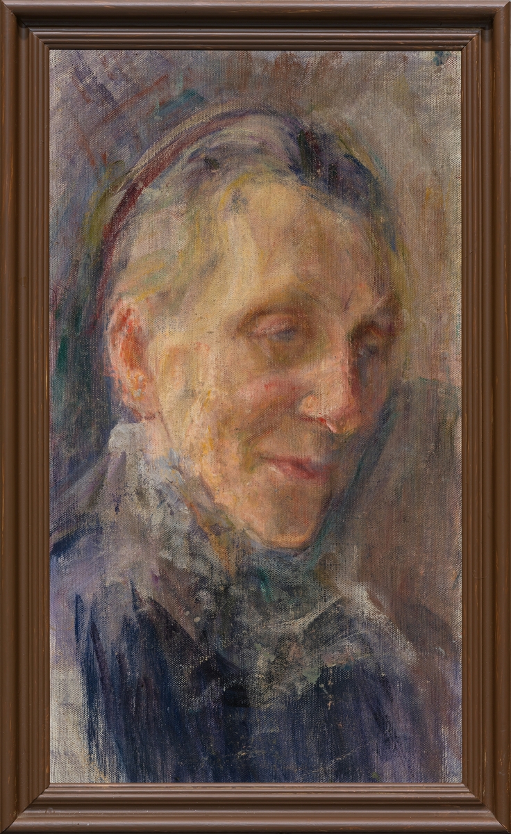 Portrett av eldre kvinne, halvprofil, bakoverstrøket hår, sjal rundt halsen, mørk blå klesdrakt, avskåret ved brystet.