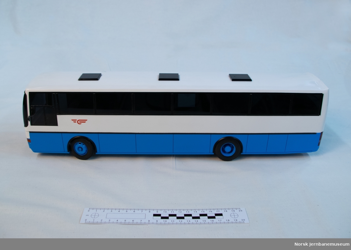 Modell av buss i fargene til NSB Bilruter med VEST Ambassadør-karosseri