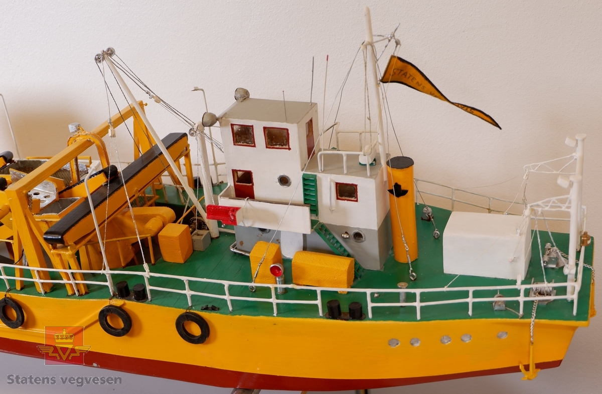 Miniatyr båt/slepe-lekter med påbygd komplett grustak. Bygget i hovedsak av tynn kryssfiner.