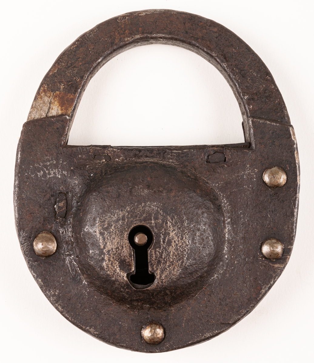 Hänglås, av järn, rundat. Med nyckel. Från brännvinskällare vid Strömsbro kronobränneri. Källarens portar märkta 1734.