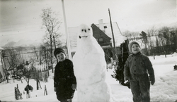 "1933".Snømann foran Sættem-huset i Kalvehagen i 1933. I bak