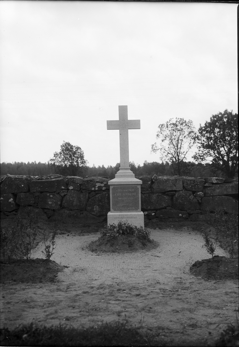 Riksdagsman Carl Sandquists grav, Börstils kyrkogård, Uppland