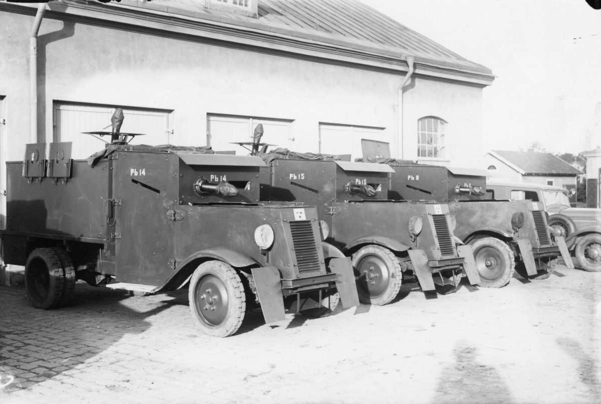 Pansarbilpluton på K 3 i Skövde. Två pansarbil m/31 med två ksp m/14 och en pansarbil m/31 med en ksp m/14 och en 37 mm kanon (längst bort).