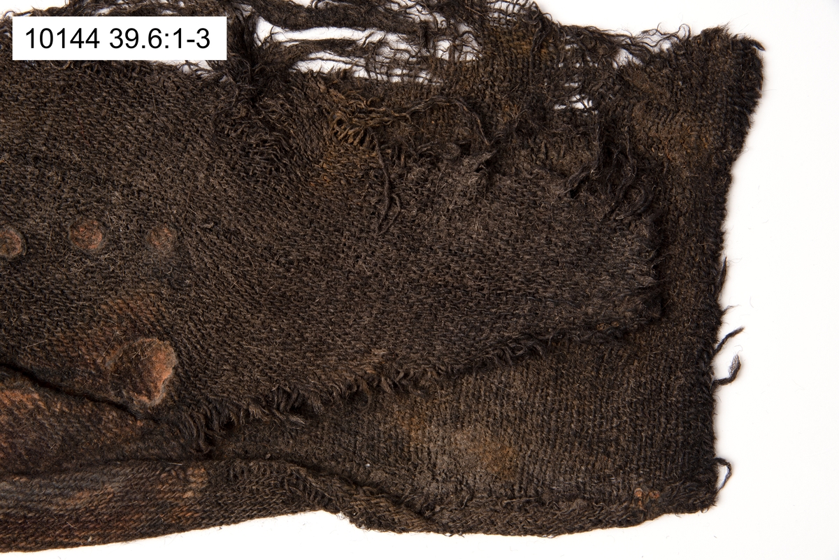 I styrplikten på styrbord sida i skeppet hittades mänskliga kvarlevor från "skelett F", även kallad Filip. I samband med skelettet hittades bland annat textilfynden 10144 och 10140. Fyndnummer 10144 består av 22 fragment av ull vävt i 2/1-kypert som ursprungligen har varit en tröja. Idag finns endast delar av en vänsterärm, tre skört och vad som kan vara del av ett framstycke bevarat. De övriga fragmenten är så pass trasiga att det inte går att avgöra vad de har varit. Ärmen är en ensömsärm som har en kil inlagd vid överarmen. Detta har troligen gjorts som ett sätt att spara och hushålla med det tyg man hade. Vid handleden är ärmen öppen med ett sprund som ursprungligen har gått att stänga med hjälp av en hyska och hake. Ärmen har ett antal rödorangea runda metallavtryck som sitter med jämna mellanrum, detta kommer möjligen från knappar som legat emot textilen.

För mer detaljerad information från textildokumentationen (år 2023) se länkade filer.