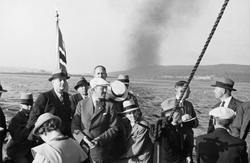 Reguleringsbefaring i Øyeren i 1935.  Ei kvinne og tretten m