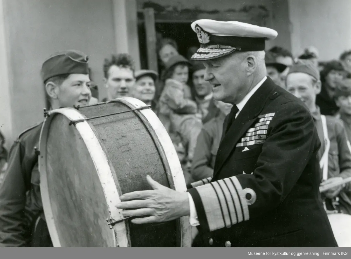 Nordkappfestivalen 1956. Mottagelsen av Lord Fraser of North Cape. Back trommen Bjørn Pettersen.