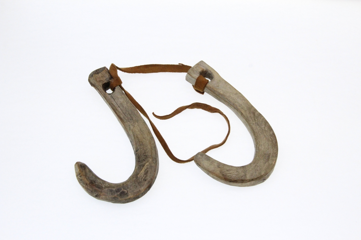 Beskrivelse: Muorrafakkit-trekroker, tre stk. som er sammenbundet av en skinnreim. Muorrafakkit-tørkekroker til bruk i lavvoen.