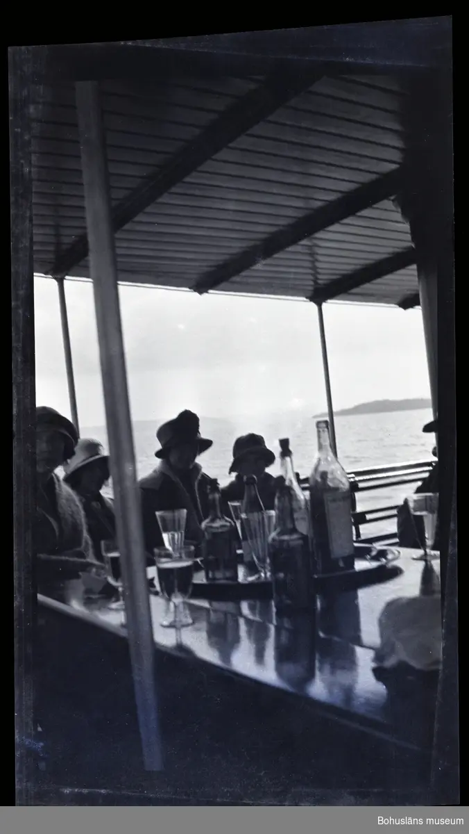 Fyra personer samlade vid ett bord med drinkar.