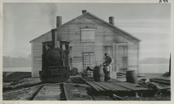 Damplokomotiv 2 foran lokstallen. Forsøk med trandamping av 