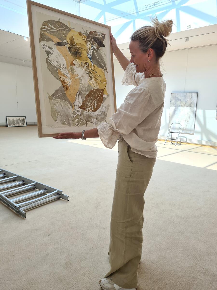Kunstner Cathrine Knudsen med et av sine kunstverk i Galleriet på Norsk skogmuseum.
