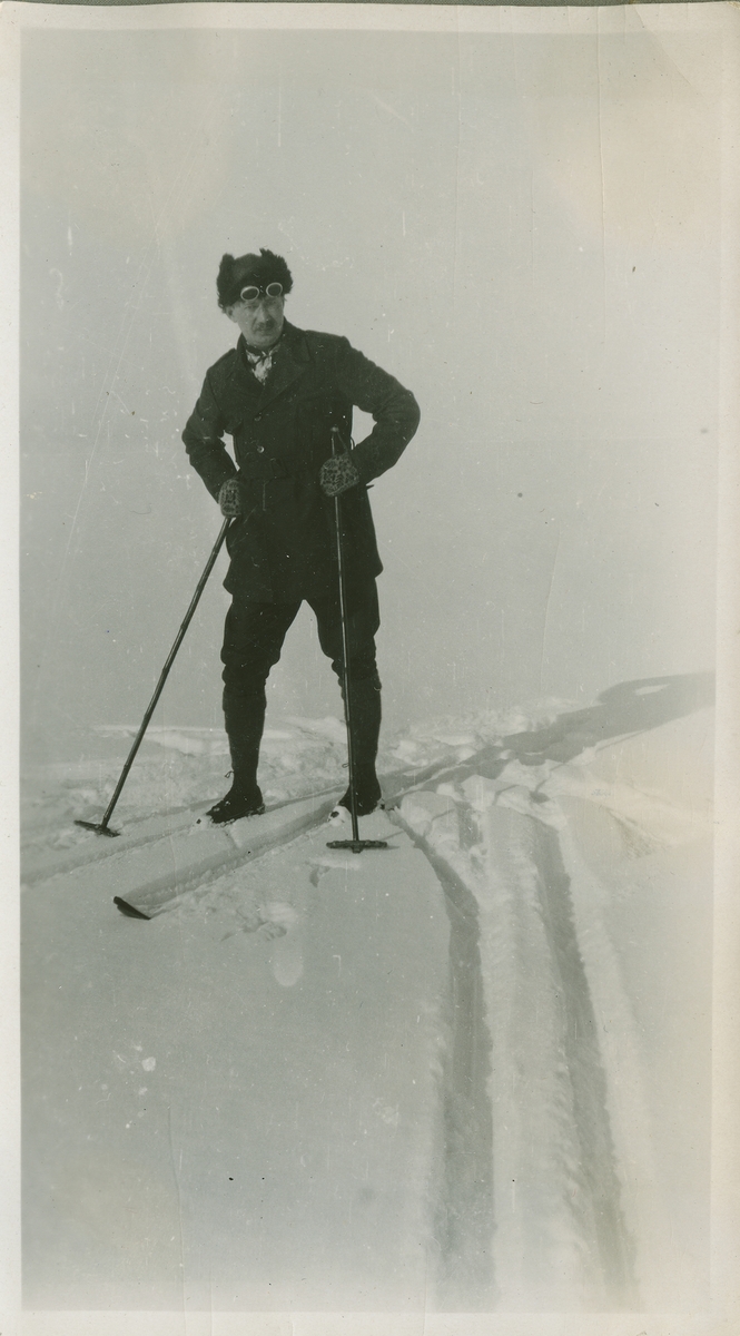 Mann på ski Bildet er del av fotoalbum: SVB 2668 Louis Torjusen arbeidet på lageret og var også organist i kirken samt dirigent for mannskoret i 3 år fra 1924