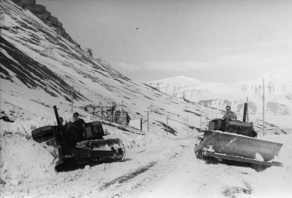 Snørydding med bulldoser på veien til Huset - Svalbard museum ...