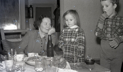 Julebesøk hos familien Askvik på Haugen. Fra venstre: Margot
