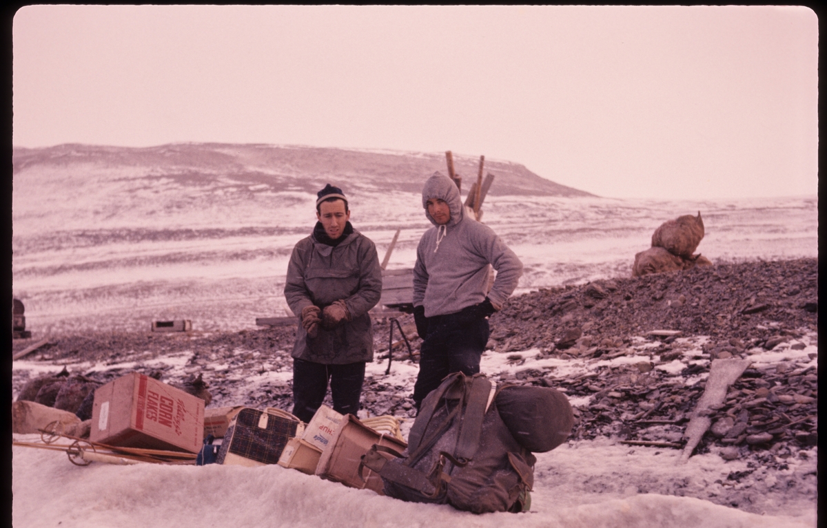 Engelskmannen Paul Adams overvintret med Hilmar Nøis i 1958/59 på Fredheim. Han lærte å drive fangst, og de to følgende vintrene overvintret han med sine egne lærlinger. Dette bildet er sannsynligvis fra høsten 1960.