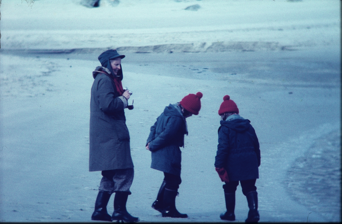 Ved de varme kildene i Bochfjorden sommeren 1960. Ranveig, Tone og Randi  Nødtvedt