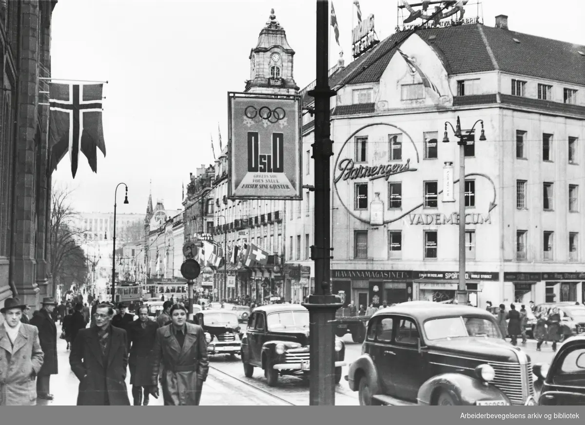 Oslo forbereder seg til vinterlekene. Karl Johans gate. Grand Hotel. Februar 1952..