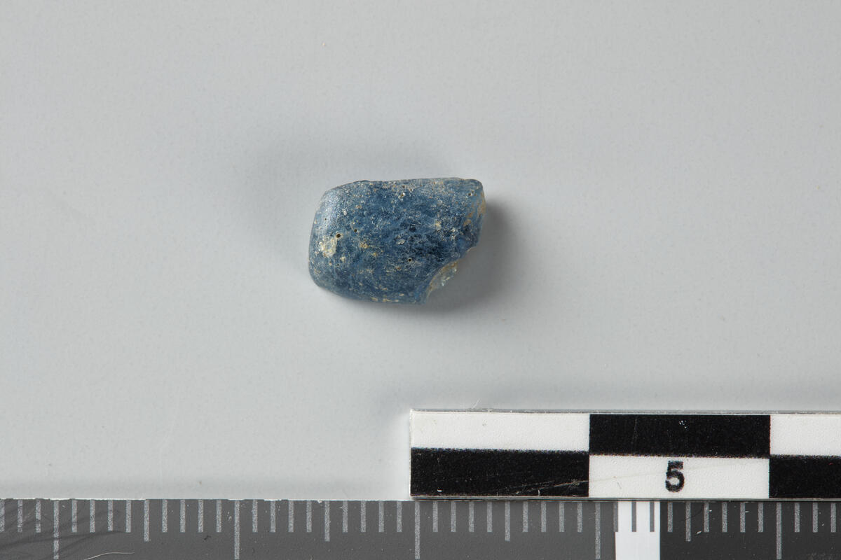 Katalogtekst 1995: 8: Fragment av avlang blå perle. Stl. 1,0 cm.