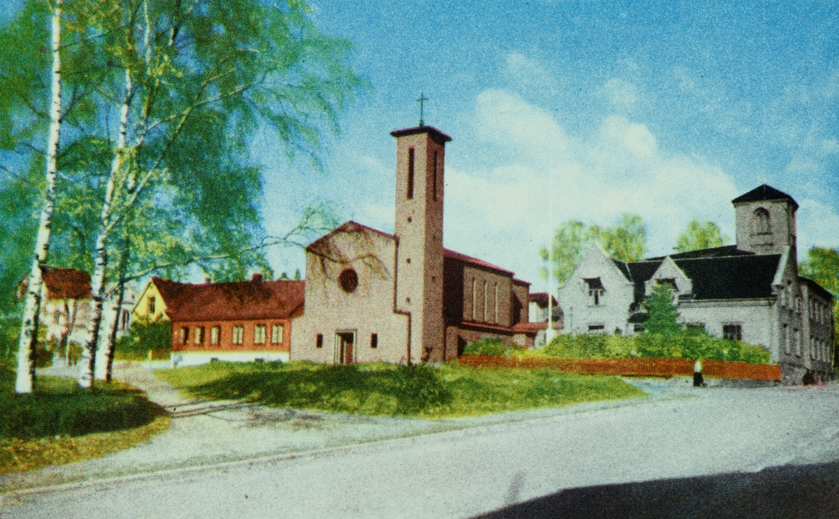 Postkort, Hamar, Heidmannsgate, bygningene er fra venstre Rudvillaen Høiensalgata 21 (gul), daværende Prestegård (rødlig) og St. Torfinns kirke i Torggata 113, St. Torfinns klinikk i Getzvillaen og sykehus-tilbygget med tårn fra 1931 i Heidmanns gate 31.