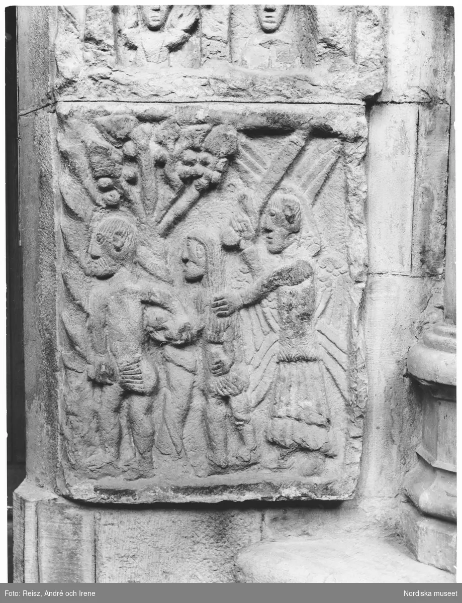 Västergötland. Stenrelief från 1100-talet föreställande Adam och Eva som drivs ut ur paradiset i Skara domkyrka.