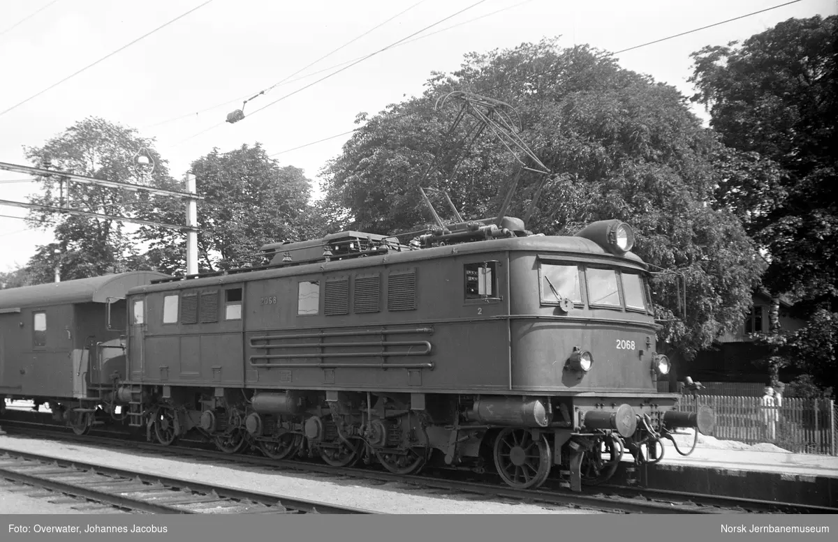 Elektrisk lokomotiv El 8 2068 med hurtigtog til København, tog 141, på Moss stasjon