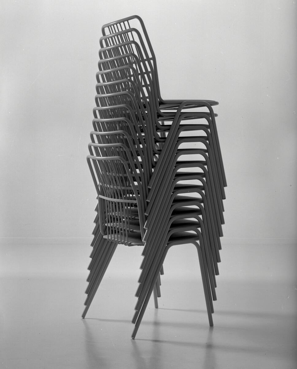 Stabelbara stålrörsstolar - Västergötlands museum / DigitaltMuseum