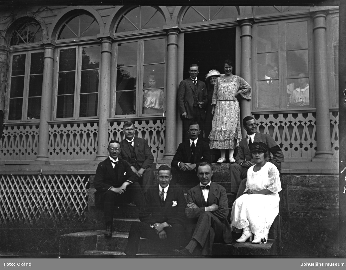 En grupp människor samlade på trappen och verandan på Williamshöjd som byggdes i slutet av 1850-talet. Revs 1955.