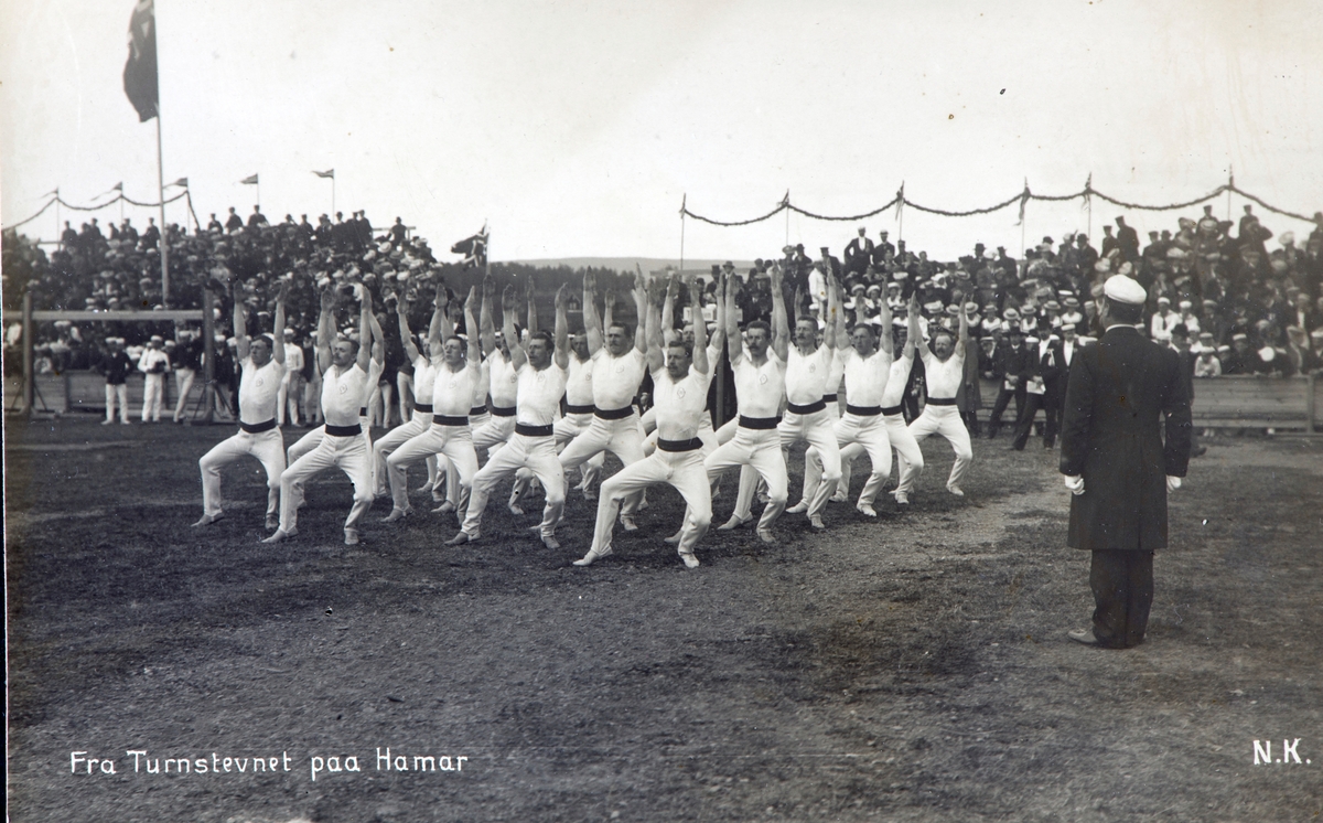 Postkort, Hamar, Utstillingsplassen, Det 6. nasjonale turnstevnet på Hamar i 1907, gruppe turnere i oppvisning, øvelser,