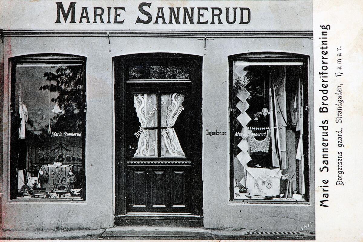 Postkort, Hamar, Strandgata 55, eksteriør av Marie Sanneruds broderiforretning, utstillingsvinduer, reklamekort, Borgersens gård,