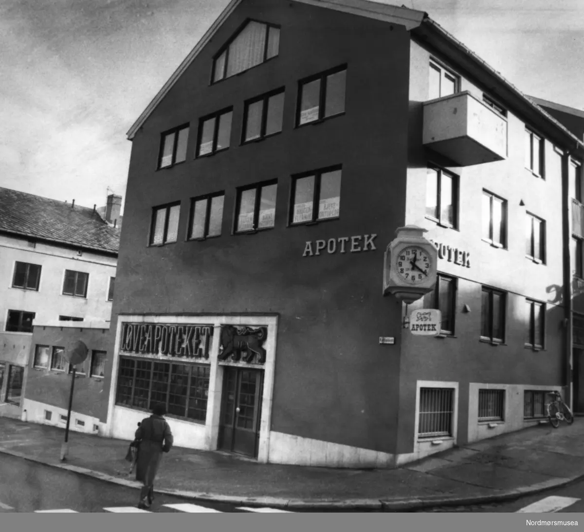 Løveapoteket i Kaibakken på Kirklandet i Kristiansund. Bildet er fra avisa Tidens Krav sitt arkiv i tidsrommet 1970-1994. Nå i Nordmørsmusea sin fotosamling.