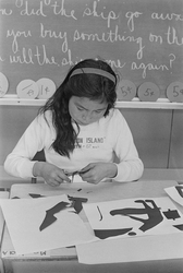 Arktis. Lappland. En flicka gör en teckning i skolan. En poj