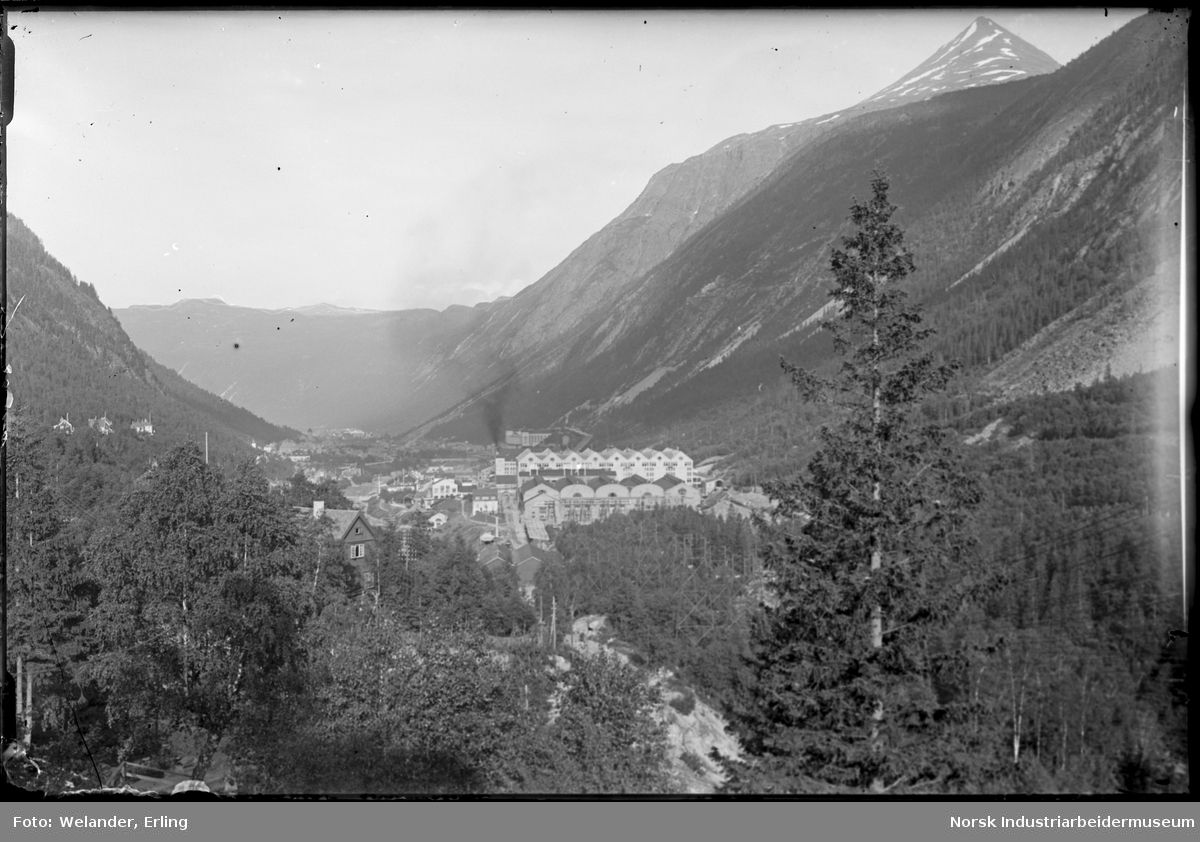 Utsikt mot Hydros fabrikkområde,  bebyggelse i Villaveien og øvre bydel på Rjukan. Utsikt mot Gaustatoppen.