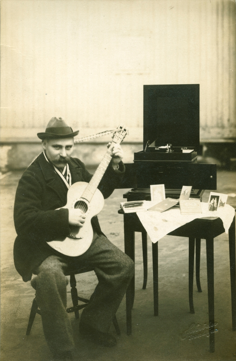 Ludvig Wang med gitar
