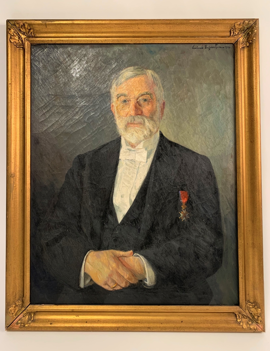 Halvportett av Alexander Seippel, utført av målaren Eivind Engebretsen (1890-1960) Oslo, i 1916. Seippel er kledd i galla og har på seg medalja som riddar av 1. klasse av St. Olavs Orden.
Måleriet er innramme i ei 7 cm gullmåla treramme med ornament i hjørna.