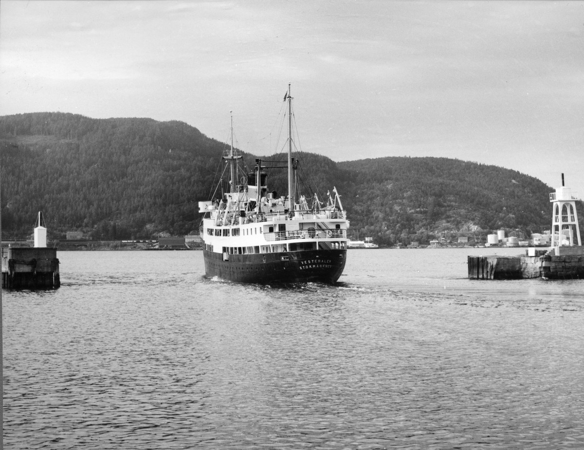 Hurtigruteskipet MS Vesterålen (1950) ved utseilingen fra havna i ...