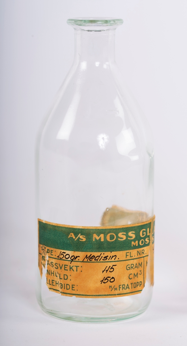 To sylindriske medisinflasker fra Moss Glasværk - en i brunt glass og en i klart.