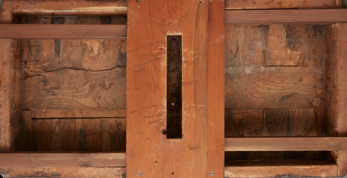Äldre spelbord från 1700-talet som senare byggts om till utdragbart bord. Rektangulär skiva med två utdragsdelar på kortsidorna. Under bordsskivan syns resterna av ett gammalt spelbord med bräde i trasigt fanér. Bordet har profilsågad sarg, fyra svängda ben med flacka klotfötter samt ett svängt X-kryss med oval mittplatta. Det ursprungliga spelbordet har även på kortsidorna små utdragbara skivor för spelljusstakar, som vid senare ombyggnation blivit obrukbara då bordsskivan hamnar ovanför dessa.