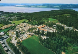 Postkort, Hamar, flyfoto, Hedmarktoppen Folkehøyskole, pinse