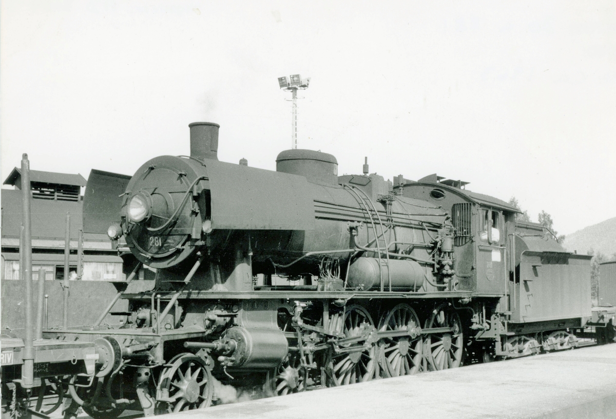 Damplokomotiv type 30a nr. 281 på Lillehammer stasjon