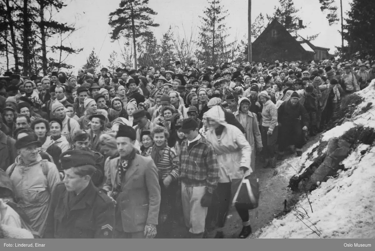 Olympiske vinerleker, publikum på vei fra Holmenkollbakken, skog, snø