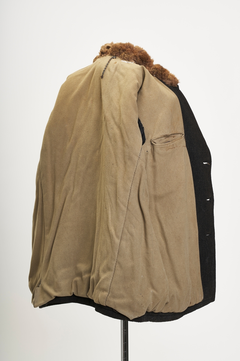 Form: Dobbeltspent jakke med pelskrave. 2 brystlommer, 2 lommer med klaff nede.
