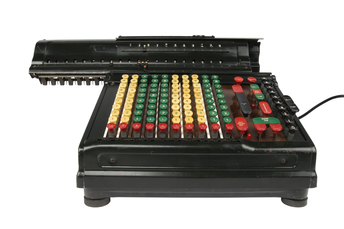 Elekstrisk mekanisk regnemaskin av merket «Marchant» Produsert av «Marchant calculating machine company, INC» Oakland California, USA. Sortlakkert regnemaskin med 10 rader med taster.