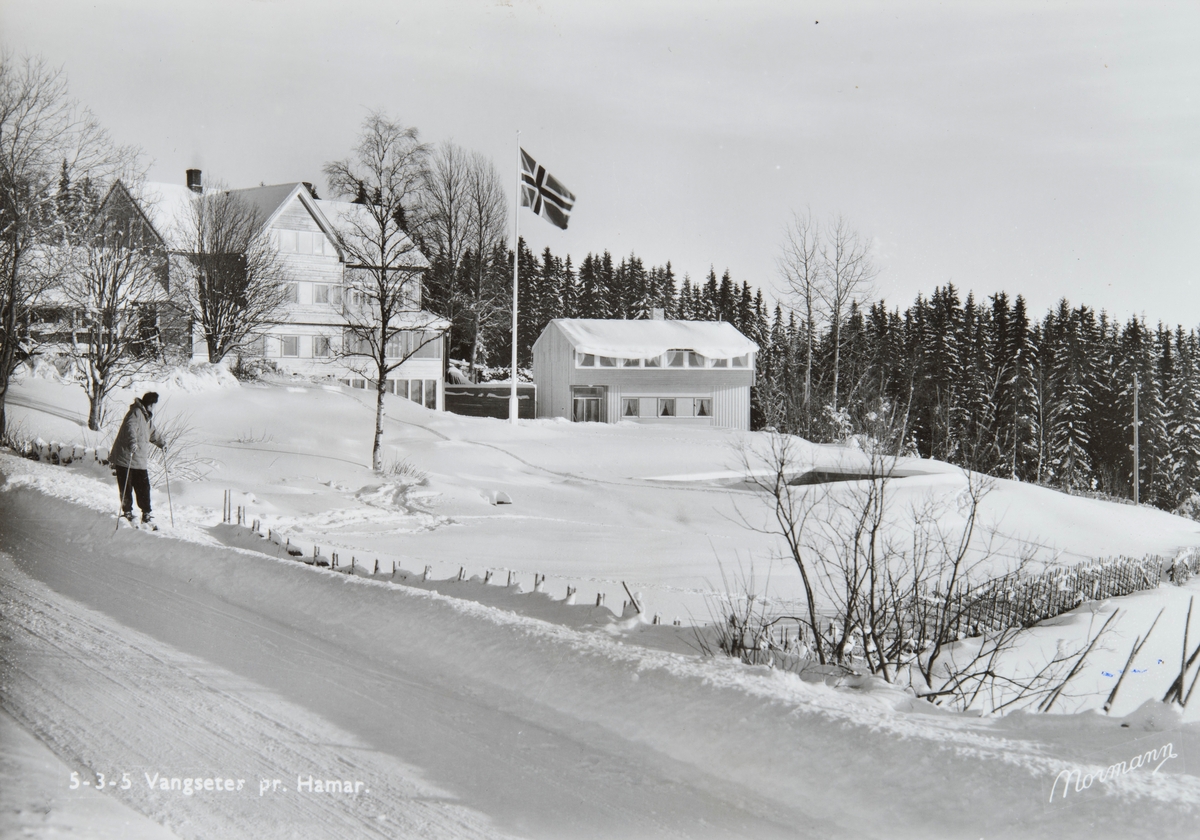 Postkort, Vang, Vangseter Hotell og Pensjonat, åpnet i oktober 1929, bygd for standardjunker Olaf Lund, fru Anne Lund sto for driften, plass for 39 gjester, Vangsåsen, skiløper i forgrunen,