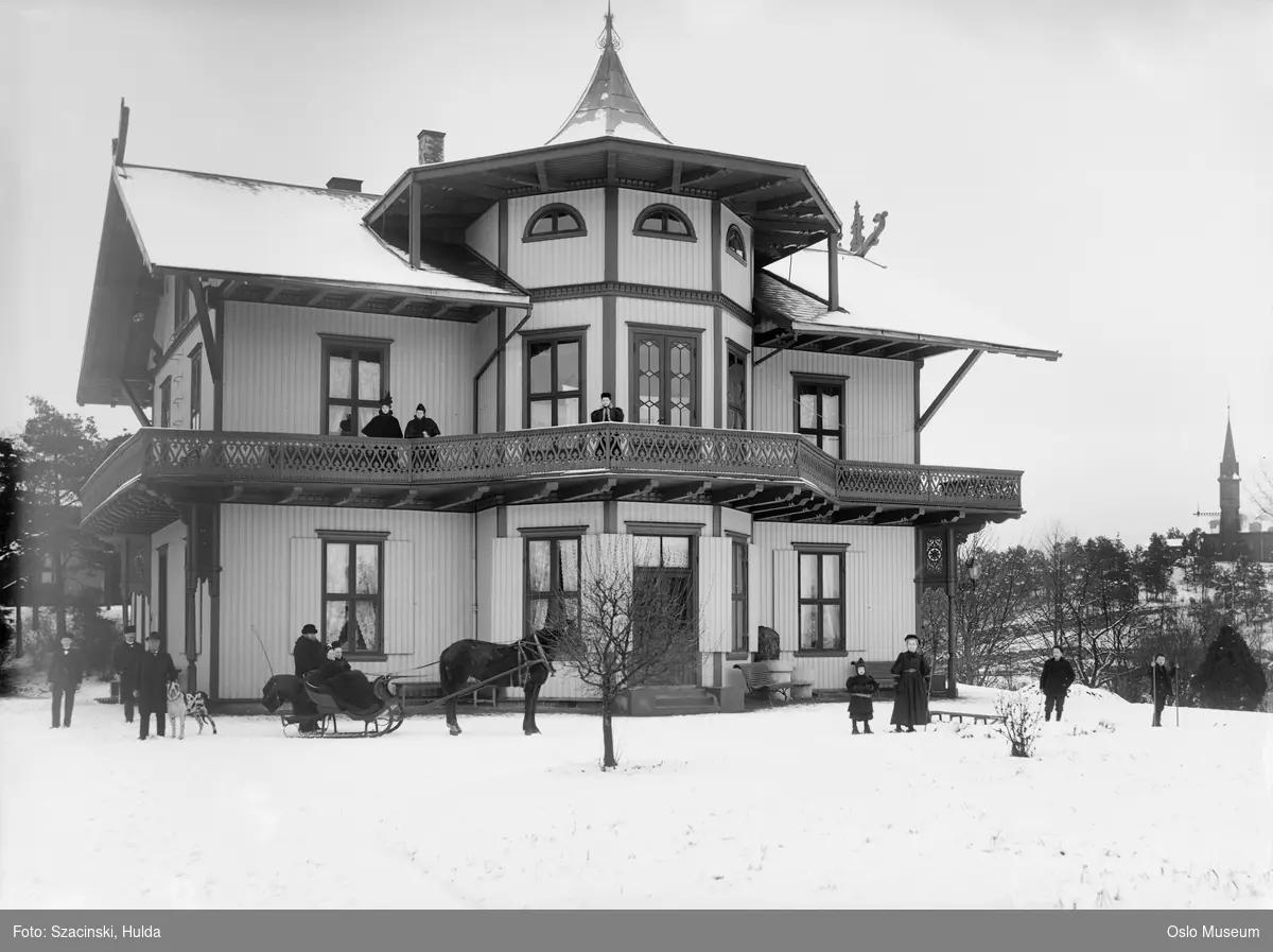 villa, veranda, mennesker, hest, slede, snø, benker, Ormøy kirke