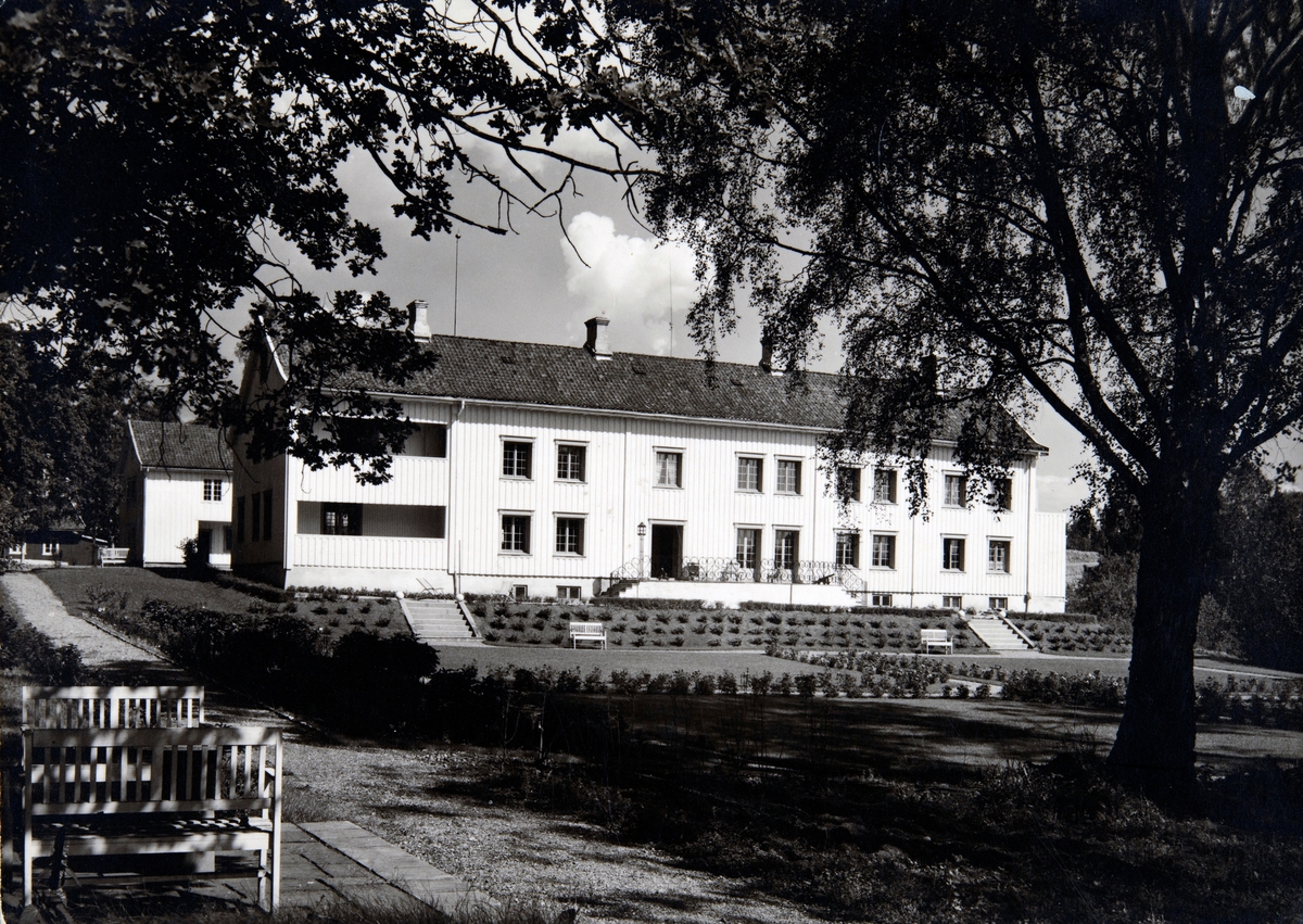 Postkort, Vang, Ridabu, Åker gård, hovedbygningen før den ble rammet av brann den 12. februar 1947,