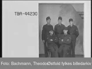 Gruppeportrett av fem tyske soldater i uniform. Bestillers navn: Starlitz.