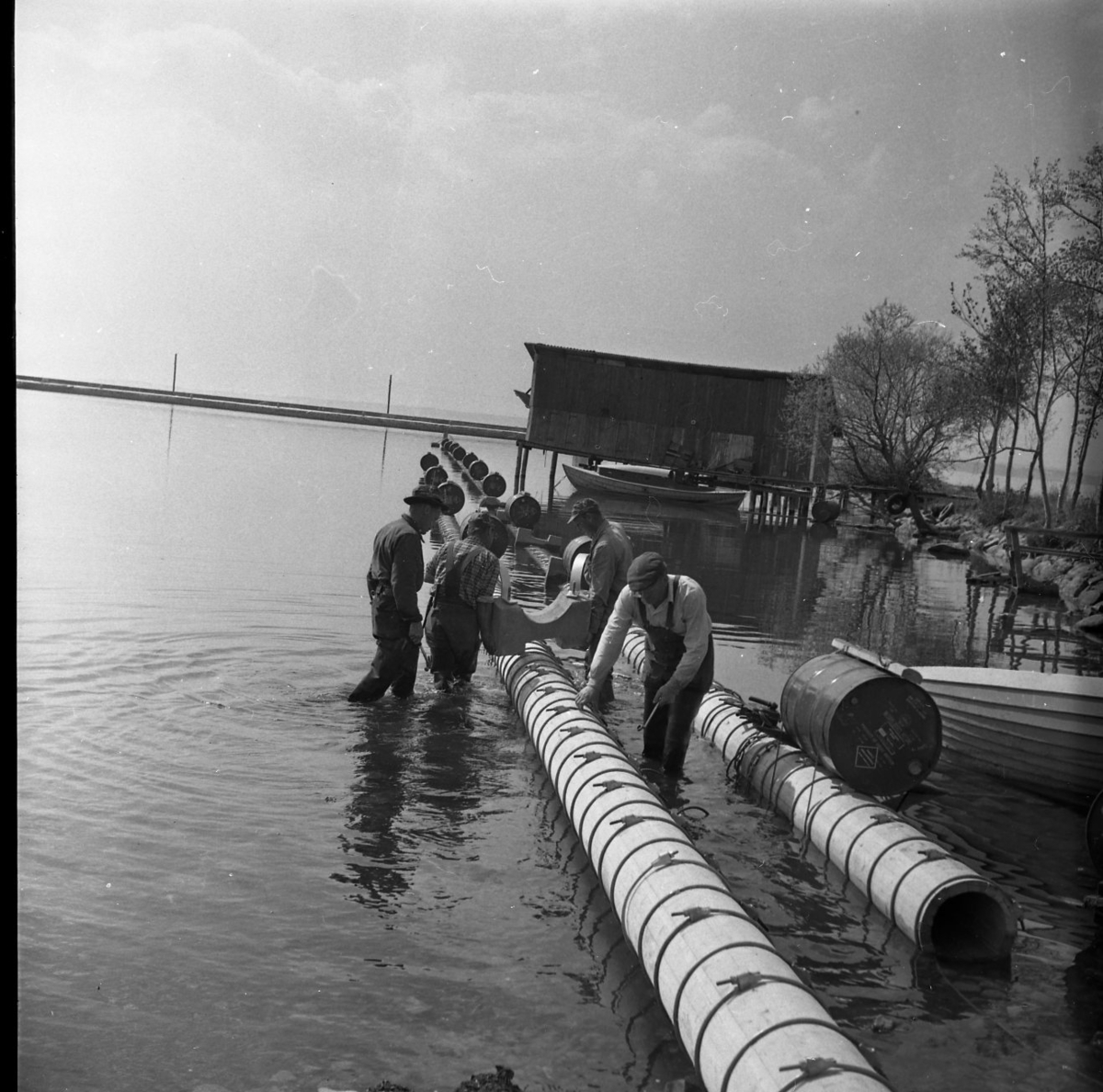 Några män lägger rör i samband med byggandet av Grännas vattenverk.