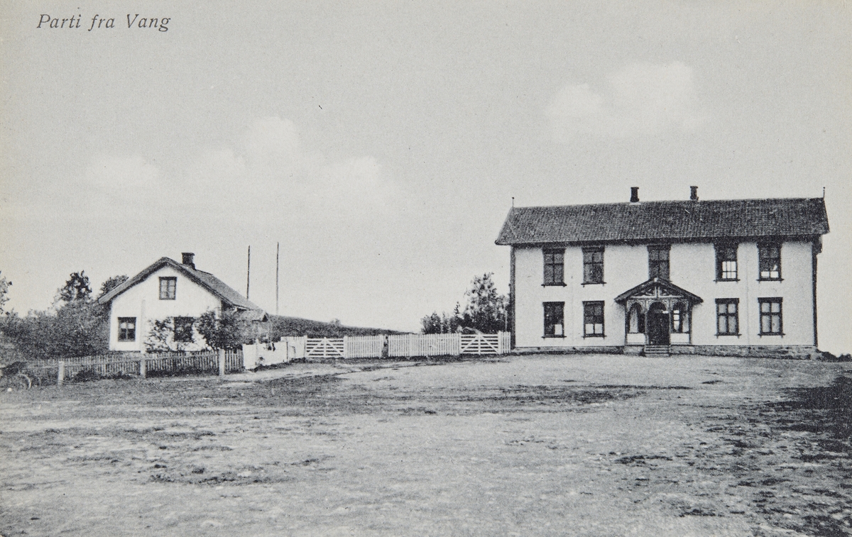 Postkort, Vang klokkergård, Kirkekretsen skole, senere Ridabu skole, huset til venstre er kirketjener og pedellbolig kalt "Snippen"