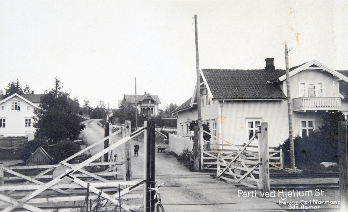 Postkort, Vang, Hjellum stasjon, parti ved stasjonen, planovergang med grind, tettsted,
